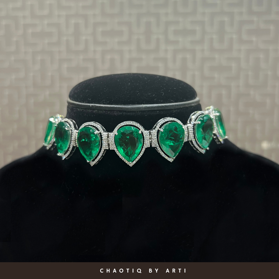 Aisha pear shaped emerald and diamond necklace set