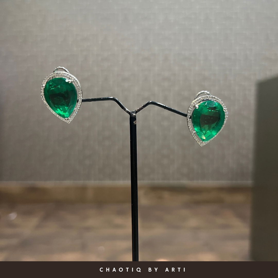 Aisha pear shaped emerald and diamond necklace set