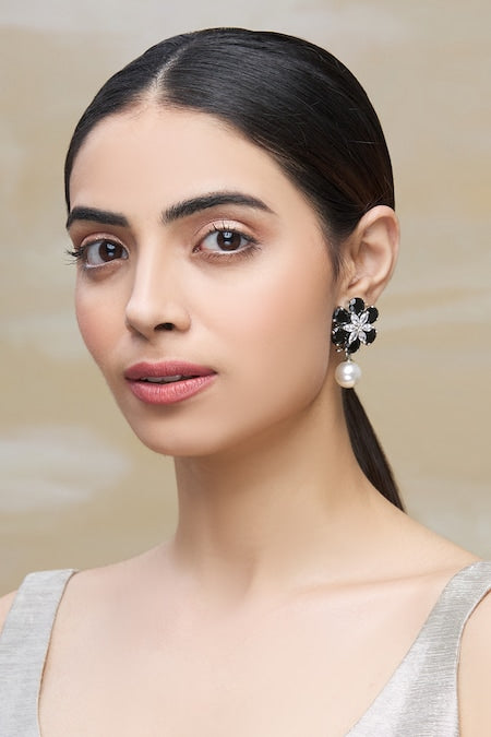 Kiara Oversized flower earring with a pearl drop